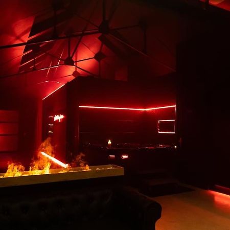 טורקואן Loveroom O Diable Des Plaisirs Avec Jacuzzi מראה חיצוני תמונה
