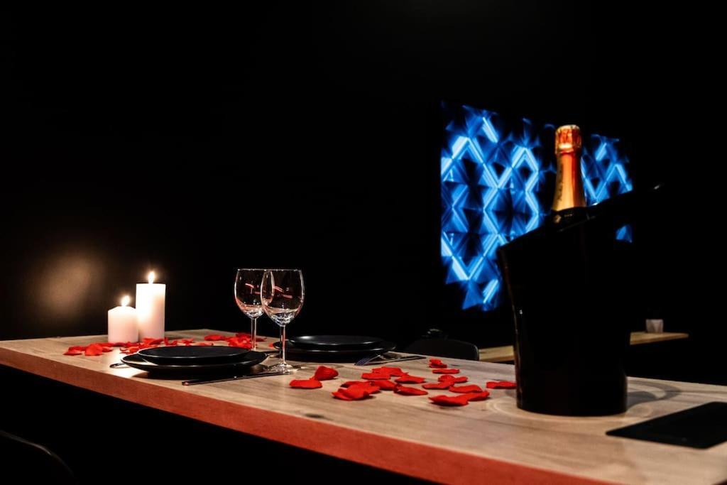 טורקואן Loveroom O Diable Des Plaisirs Avec Jacuzzi מראה חיצוני תמונה