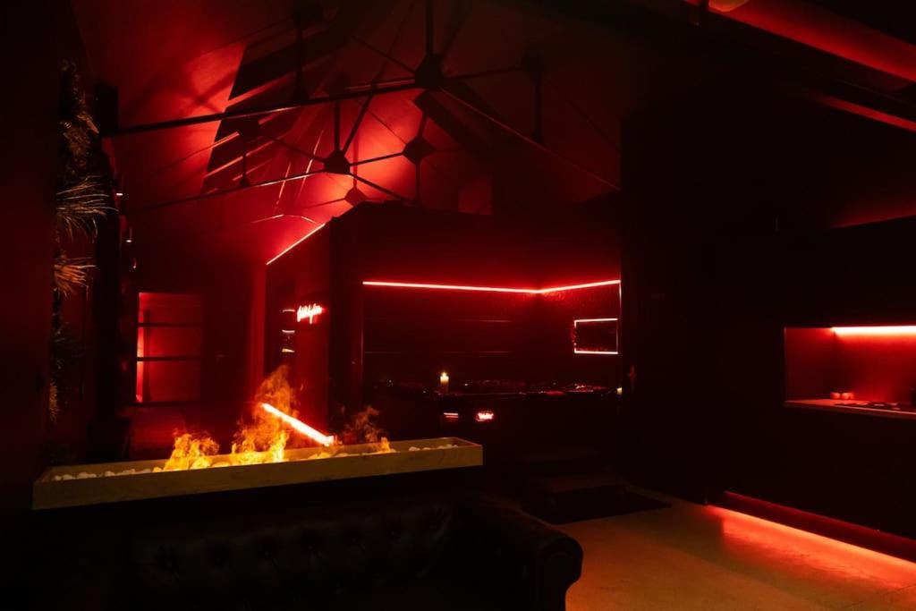 טורקואן Loveroom O Diable Des Plaisirs Avec Jacuzzi מראה חיצוני תמונה