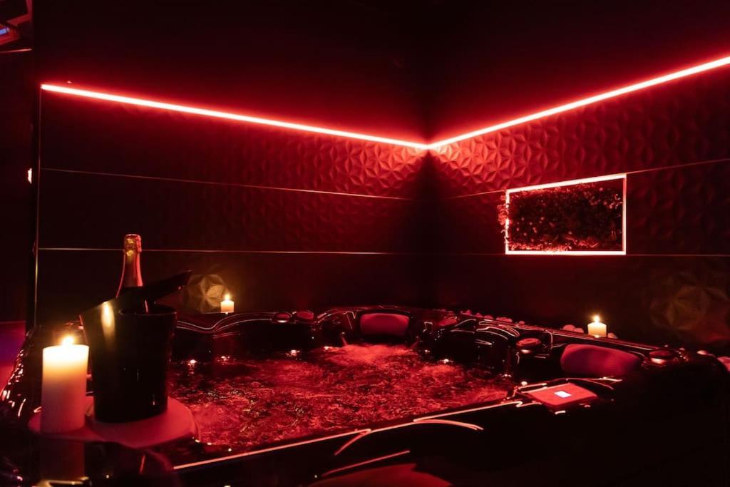 טורקואן Loveroom O Diable Des Plaisirs Avec Jacuzzi מראה חיצוני תמונה