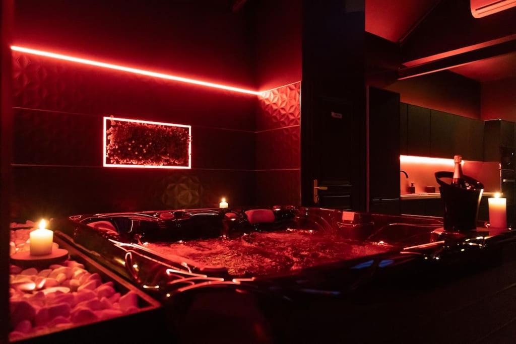 טורקואן Loveroom O Diable Des Plaisirs Avec Jacuzzi מראה חיצוני תמונה