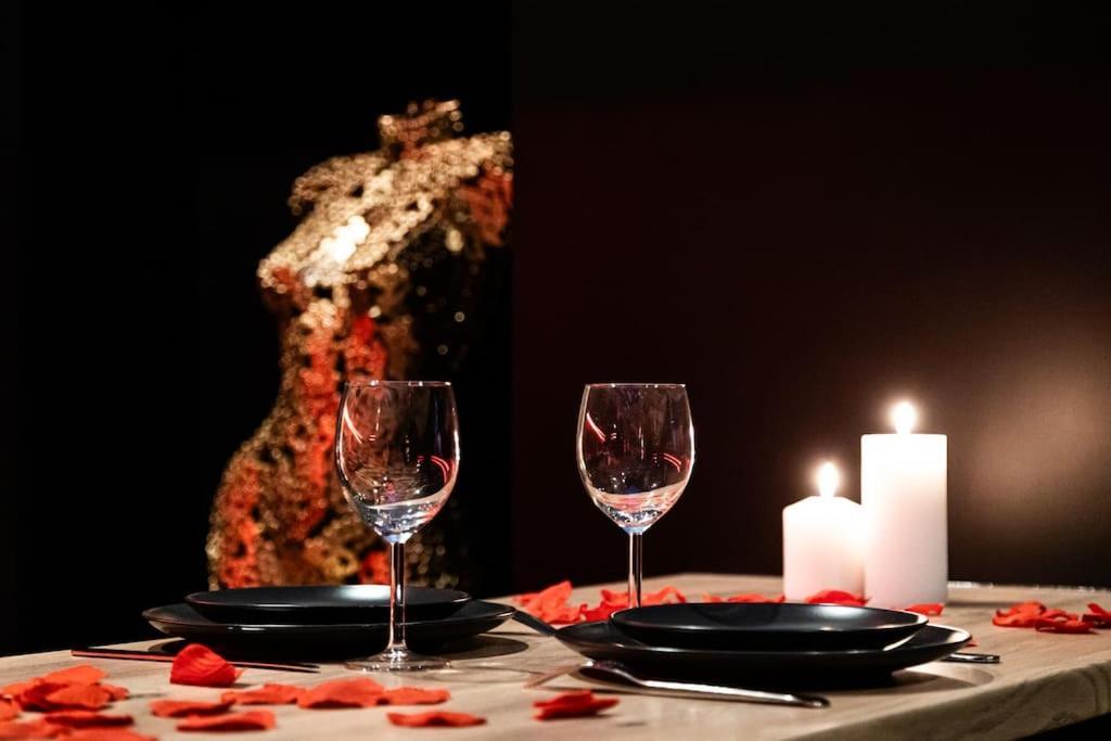 טורקואן Loveroom O Diable Des Plaisirs Avec Jacuzzi מראה חיצוני תמונה