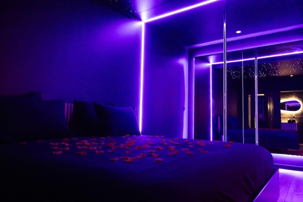 טורקואן Loveroom O Diable Des Plaisirs Avec Jacuzzi מראה חיצוני תמונה