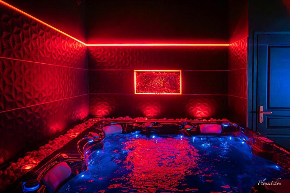 טורקואן Loveroom O Diable Des Plaisirs Avec Jacuzzi מראה חיצוני תמונה